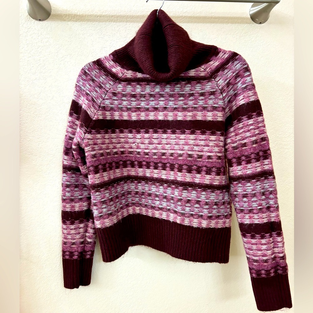 Evereve Women’s XS acrylic/ polyester blend shorter length sweater.